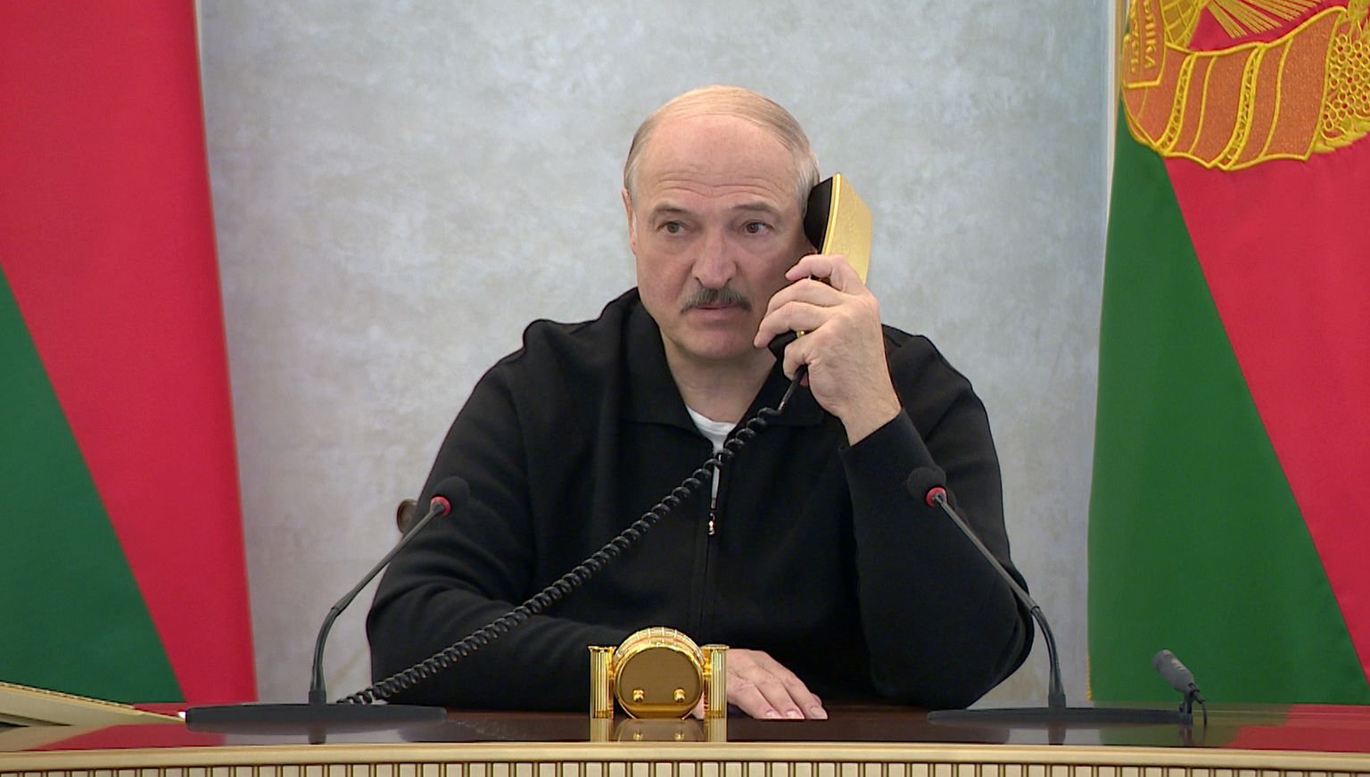 Valgevene diktaator-president Aljaksandr Lukašenka ametitelefoni kasutamas. KGB-l on luuramiseks modernsemaid vahendeid.