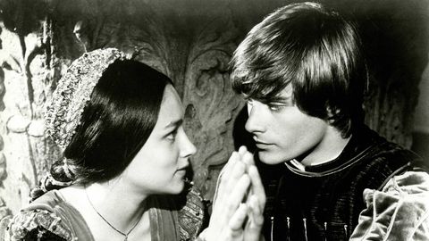 Спустя 54 года: актеры «Ромео и Джульетты» подали в суд на Paramount из-за секс-сцены в фильме