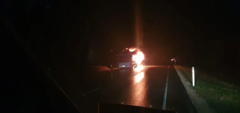 Liinibuss süttis sõidu ajal põlema.