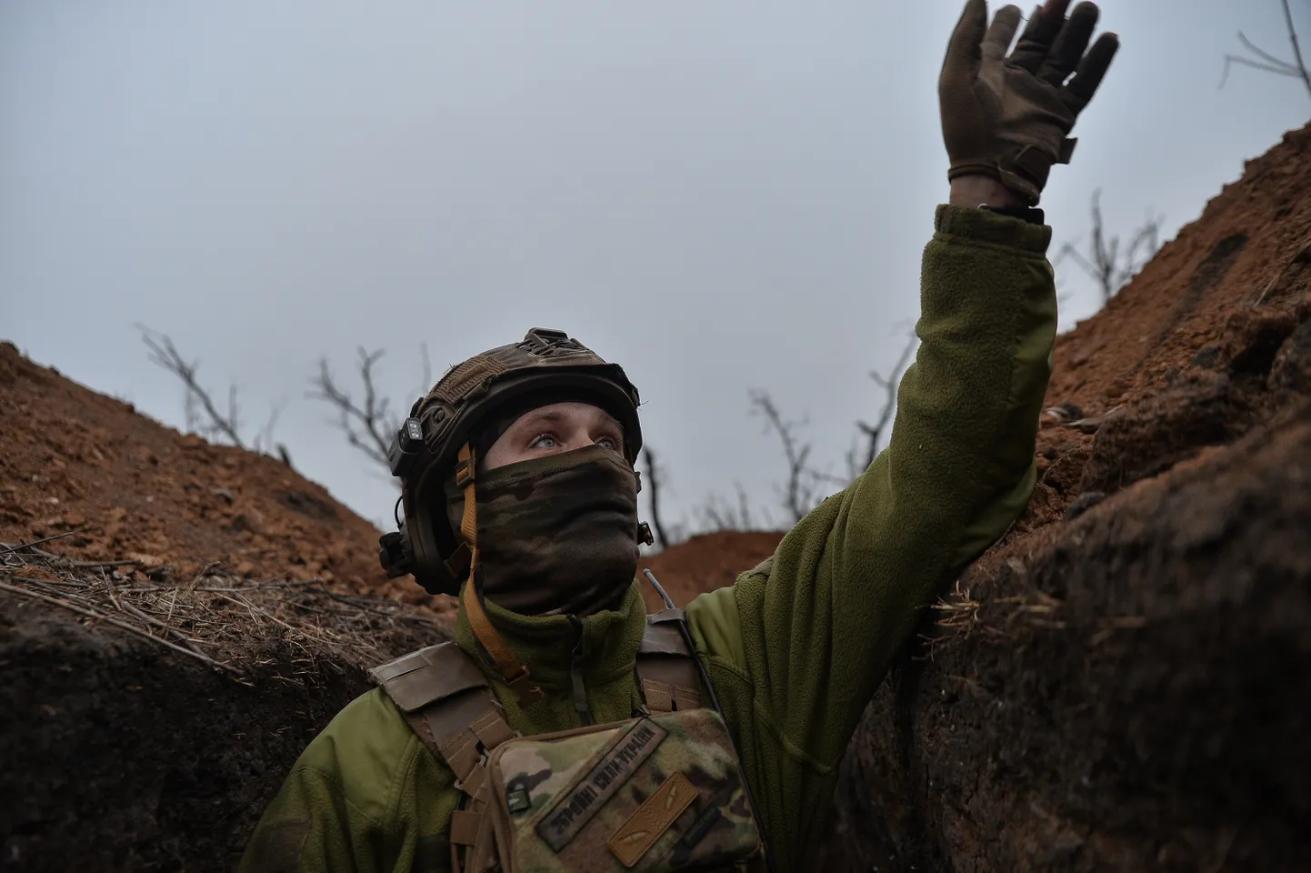 Ukraina sõdur otsimas Bahmuti lähistel taevast vastase droone. NB! Foto on illustreeriv.