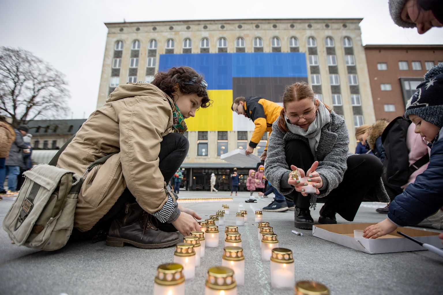 Küünlad Ukraina sõjas hukkunud laste mälestuseks Vabaduse väljakul.