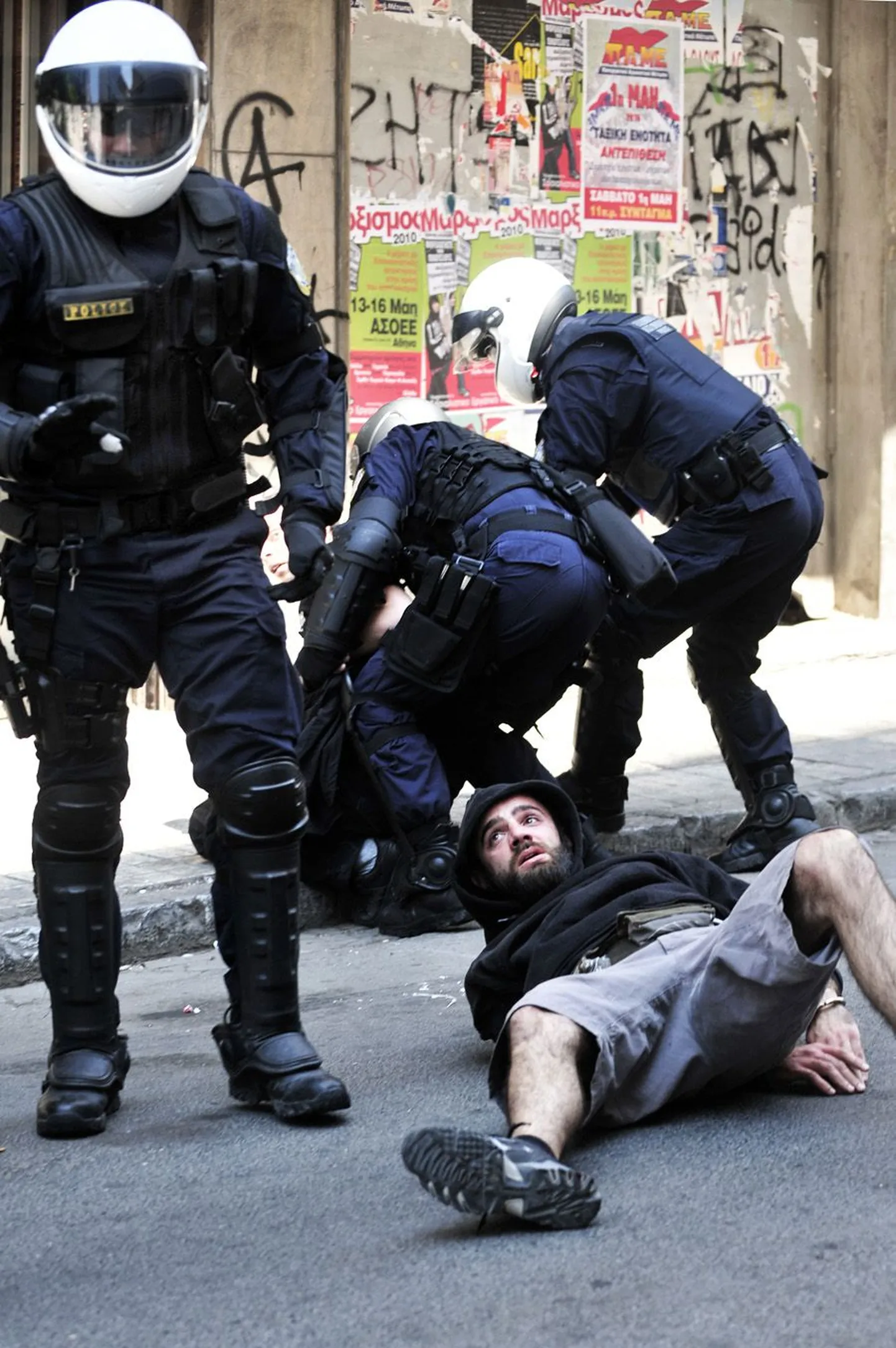 Märulipolitseinikud vahistasid Ateenas maipühade ajal mürgeldanuid.