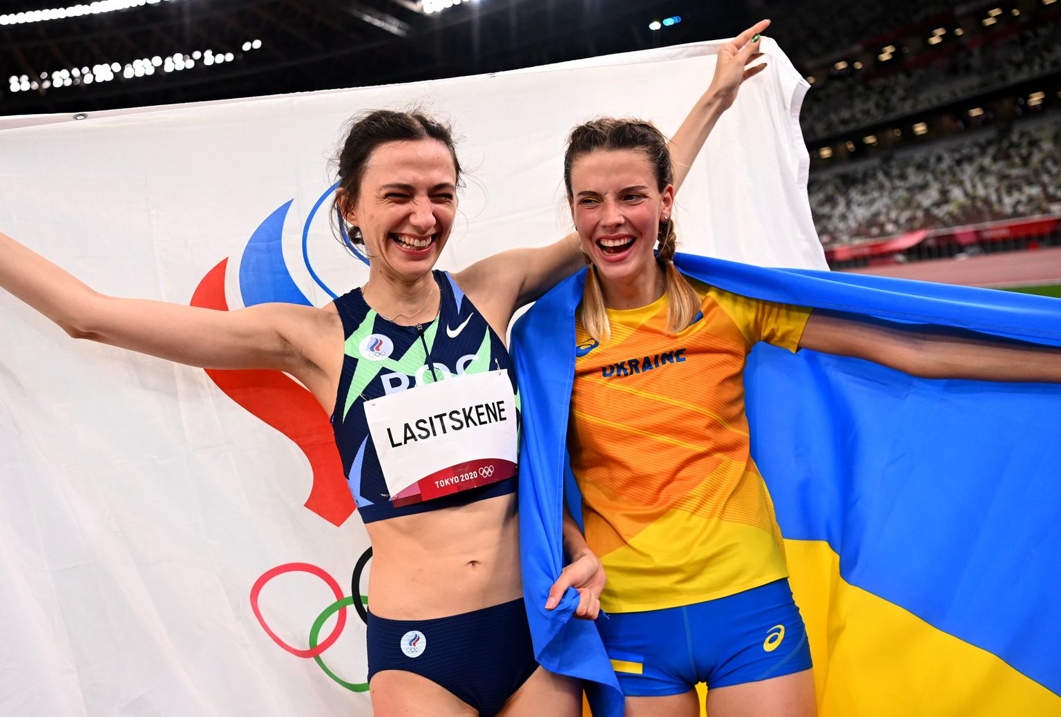 Vene kõrgushüppaja Maria Lasitskene tegemas Tokyo olümpial pilti koos ukrainlanna 
Jaroslava Mahutšihhiga. Pekingist sarnaseid pilte enam ilmselt ei tule.