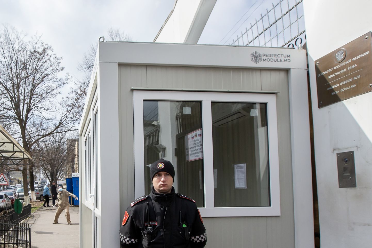 Apsargs pie Krievijas vēstniecībass ēkas Moldovas galvaspilsētā Kišiņevā