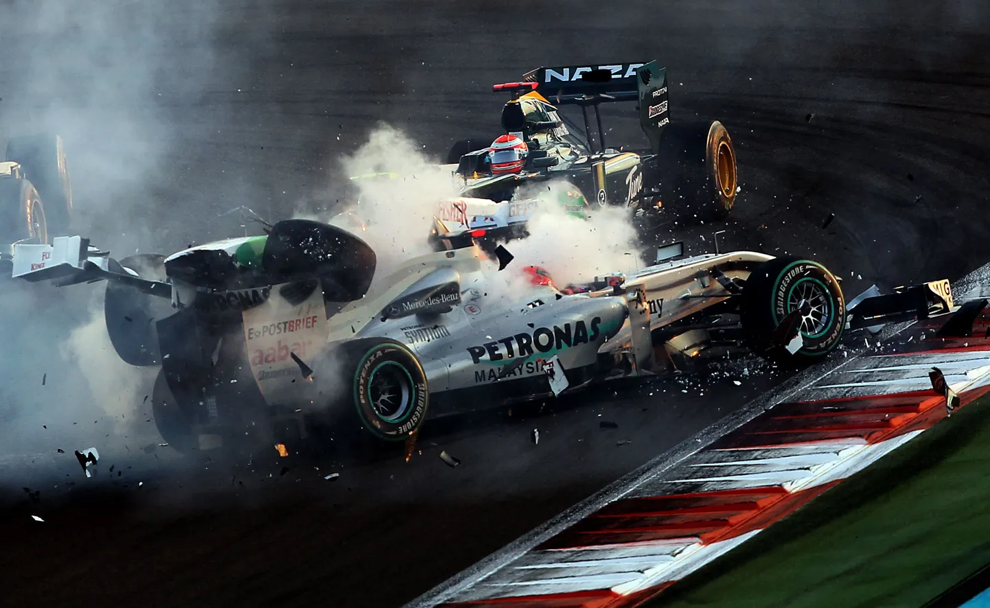 Michael Schumacheri hooaeg lõppes avariiga.