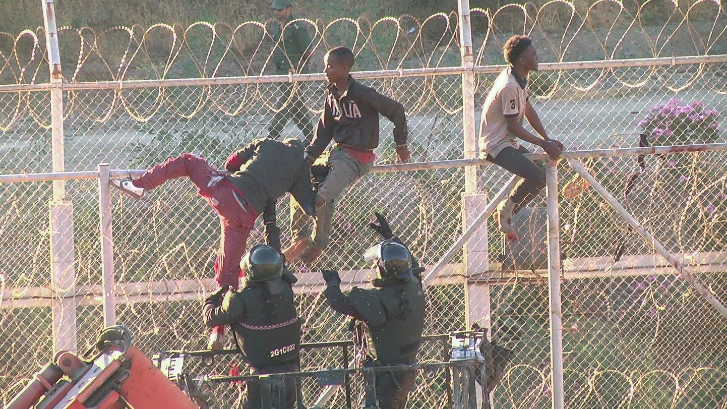 Migrandid ületamas piiritara Marokos asuvas Hispaania Ceuta enklaavis. 