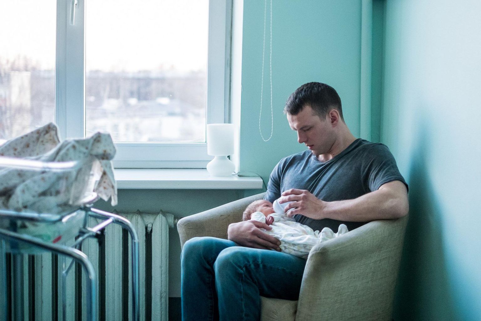 Mängufilm «Võta või jäta» portreteerib üksikisa Erikut (Reimo Sagor), kes peab toime tulema tema ellu ootamatult tulnud äsja sündinud tütrega.