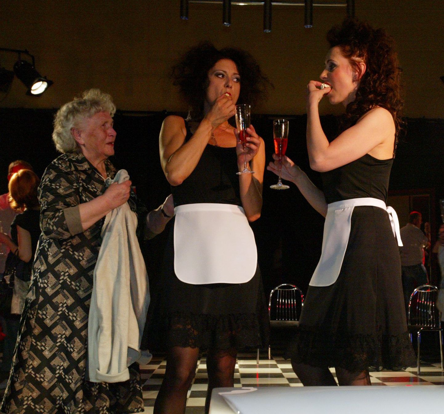 Rakvere teater mängib etendust "Toatüdrukud" Tallinnas aprilli kolmel viimasel päeval.