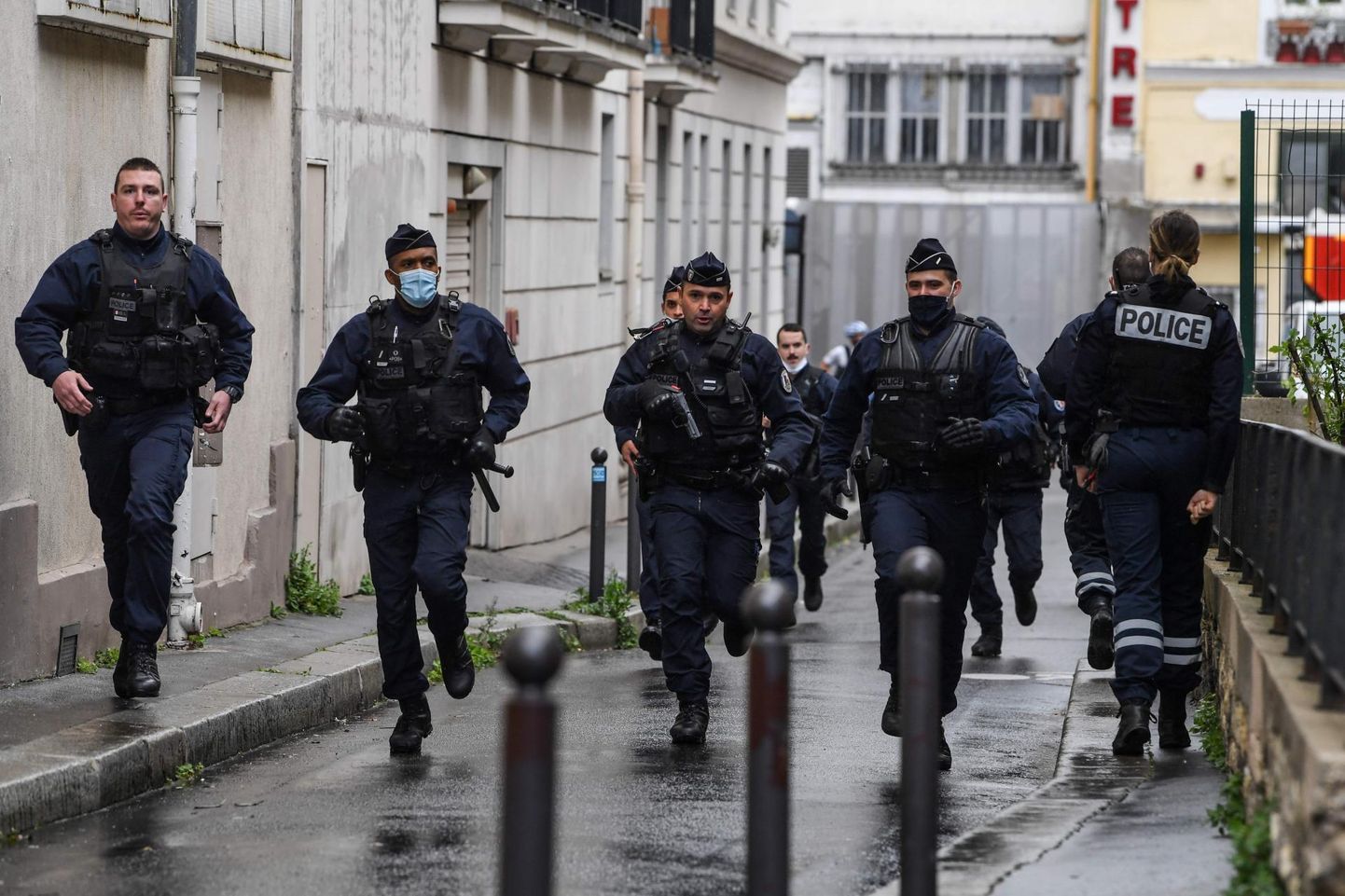 Prantsuse politseinikud 25. septembril Pariisis toimunud rünnaku sündmuspaiga lähistel.