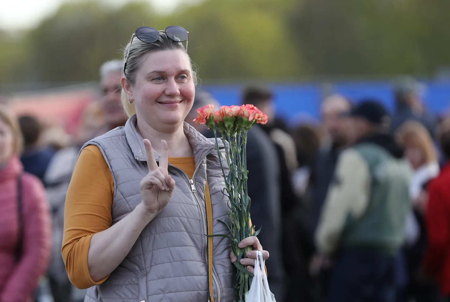 Neskatoties uz to, ka pašvaldība aizvākusi 9. maijā iedzīvotāju atnestos ziedus, 10. maija vakarā pie pieminekļa Pārdaugavā turpinās ziedu nolikšana.