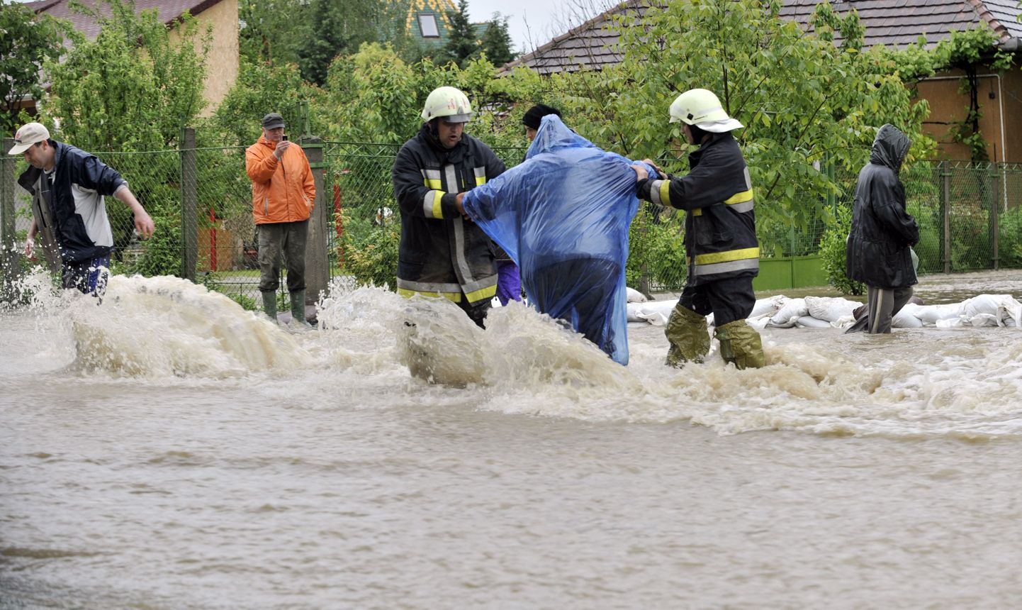 Tuletõrjujad aitavad inimesi läbi tulvavee Miskolci linnas.