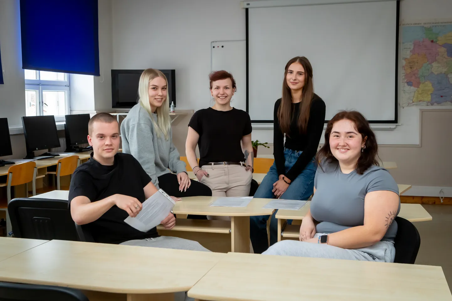 RÕÕMSAD ABITURIENDID: Reno Rand, Katriin Teär, Ene Kolk, Annaliisa Lindau ja Grete Matov.