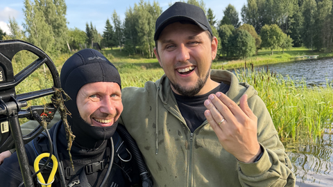 EMOTSIONAALNE VIDEO ⟩ Seitse aastat järvepõhjas! Staarsukelduja Egert Kamenik leidis ühe päevaga kaks abielusõrmust – kaldal toimunu pani kõik nutma