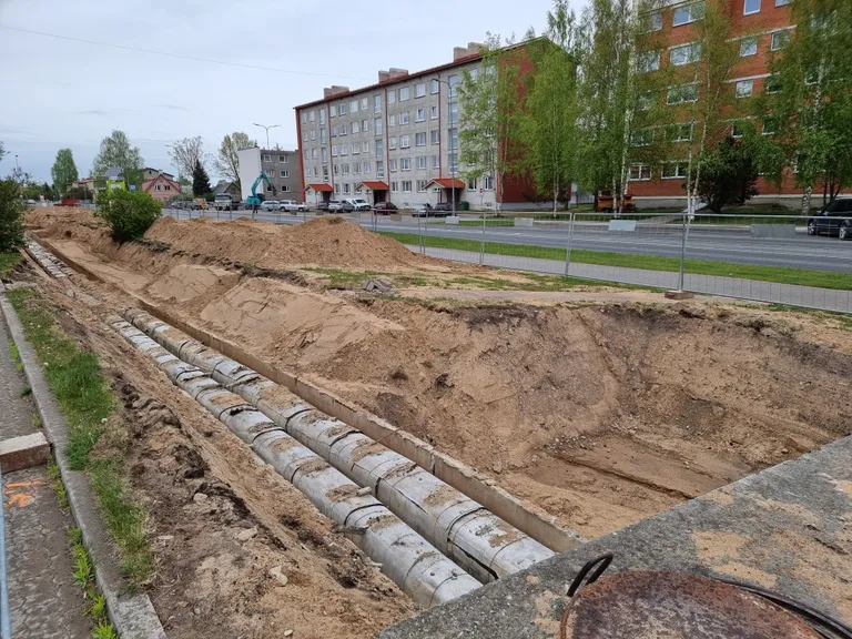 Teetööd Võrus. Torustike paigaldamine on aeganõudev.