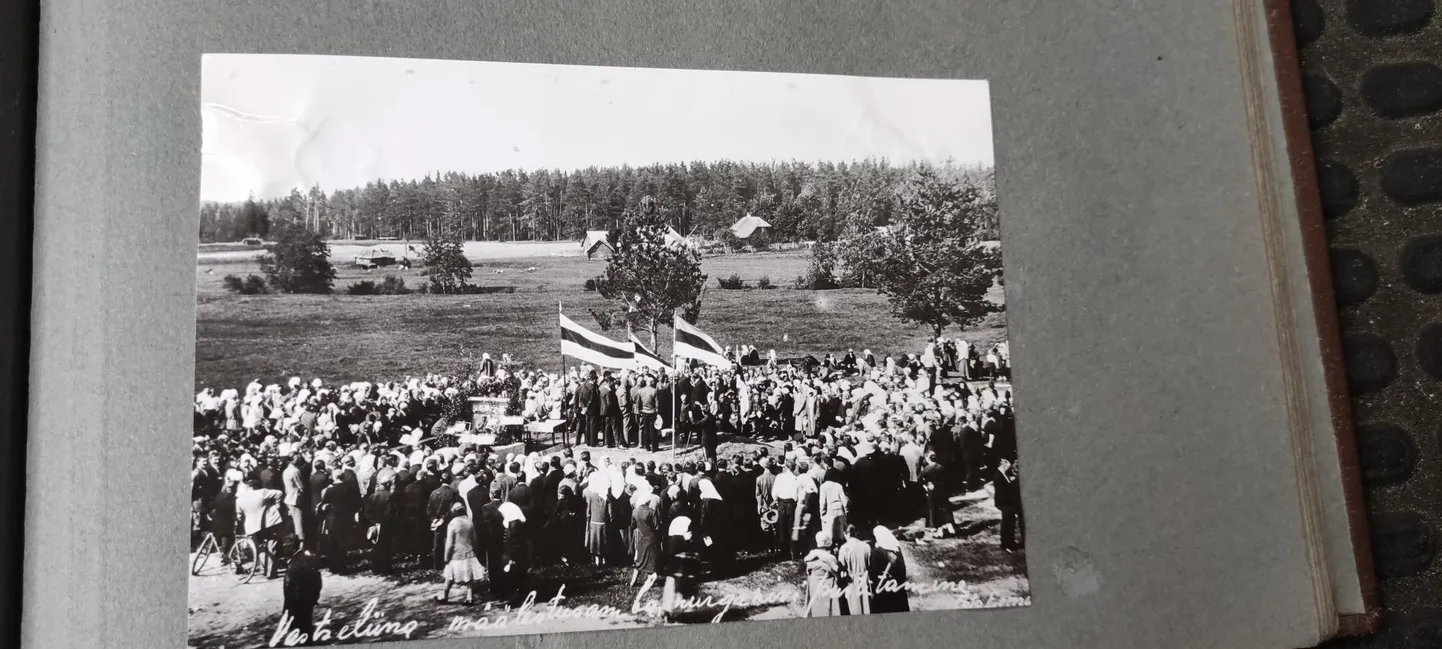 Sellel pildil on näha, kuidas Vastseliina mälestussambale nurgakivi pandi.