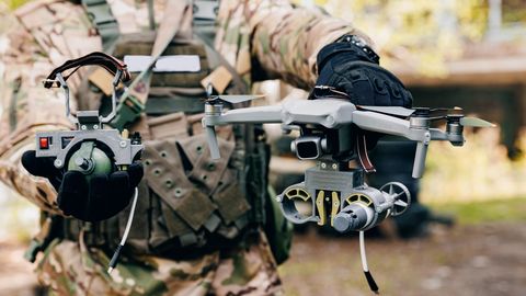 Beļģijā virs karabāzes atkal novēroti droni