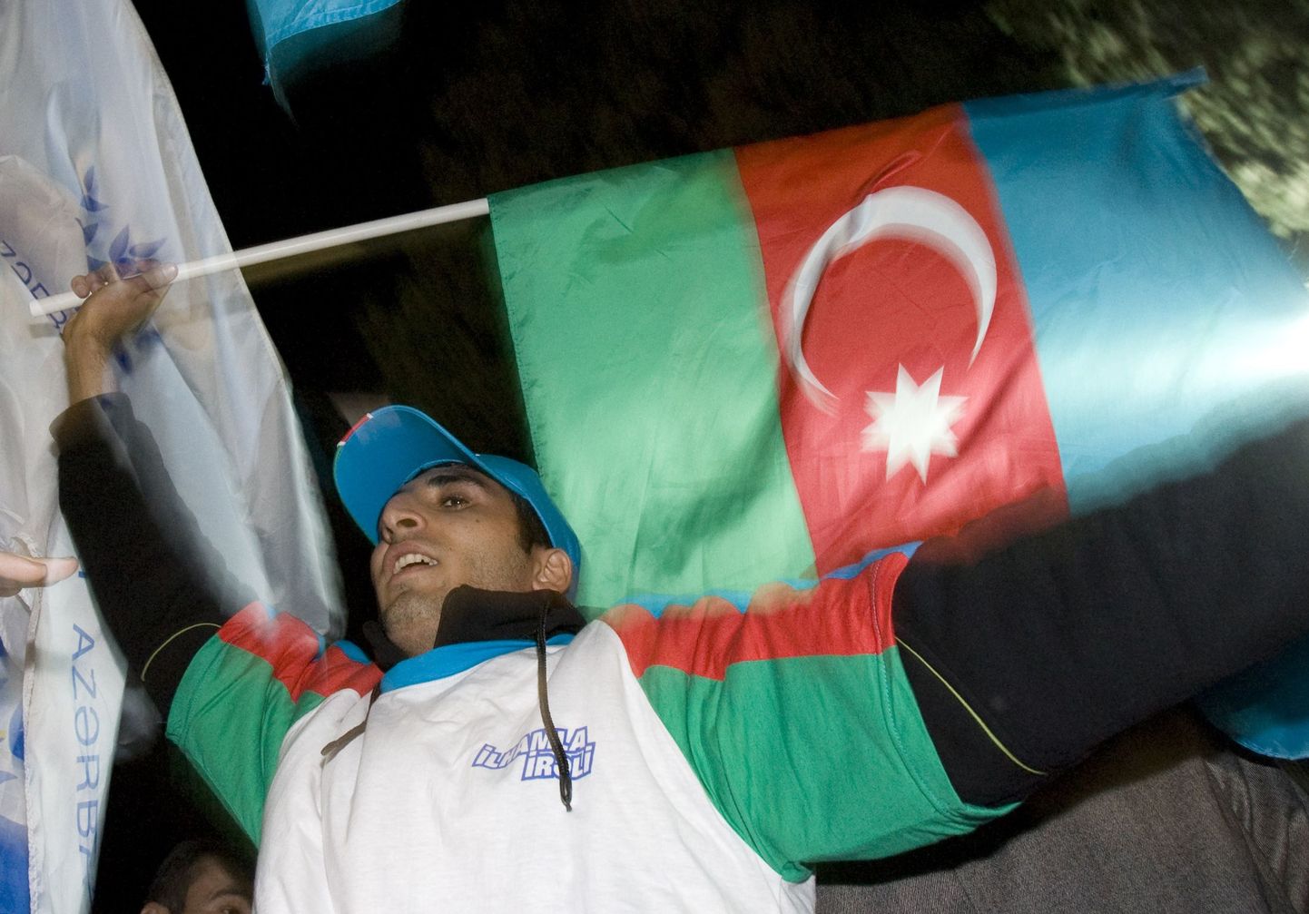 Aserbaidžaani presidendi Ilham Aliyevi pooldaja Bakuus valimisvõitu tähistamas.