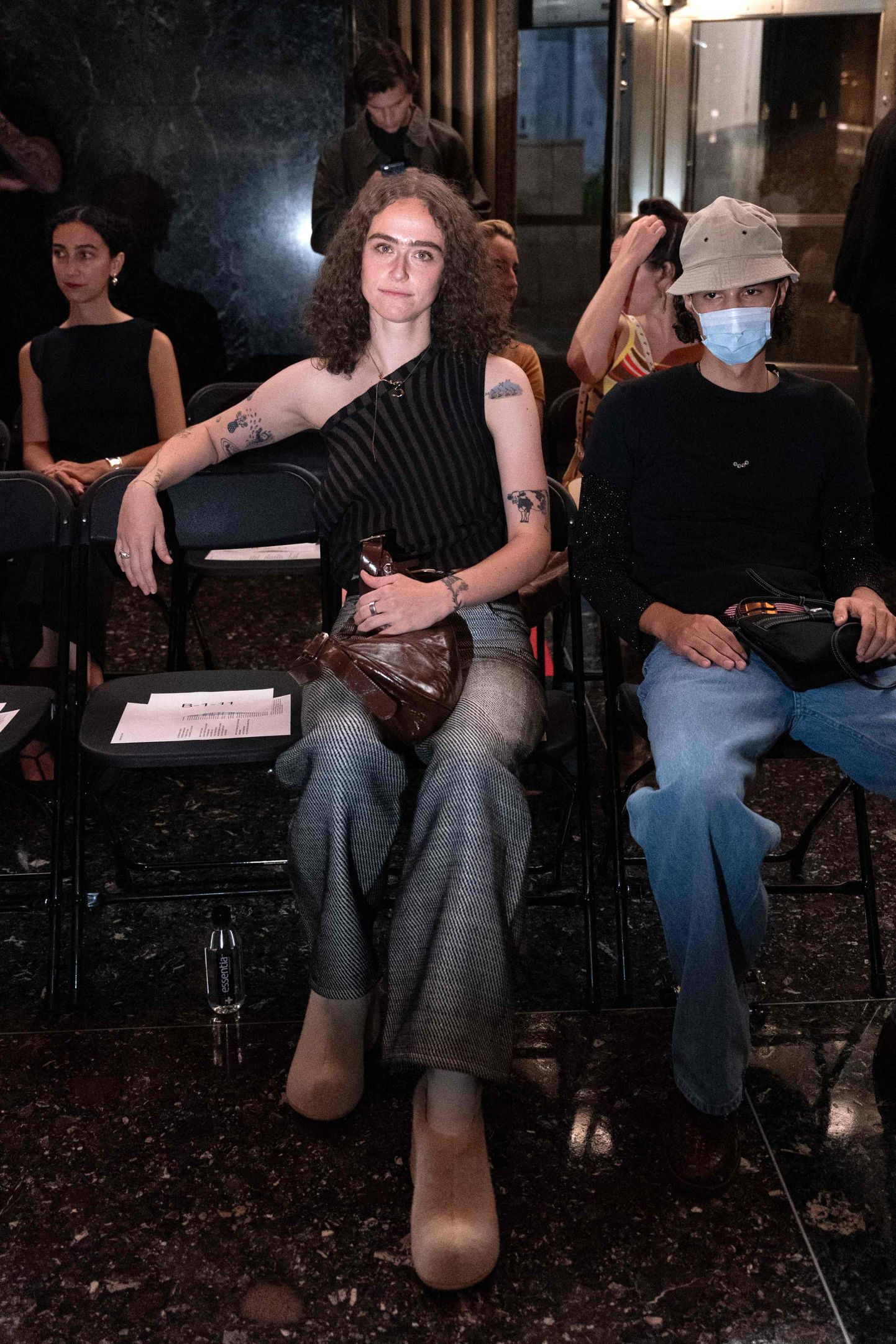 USA asepresidendi Kamala Harrise modellist kasutütar Ella Emhoff 9. septembril 2023 New Yorgi moenädalal (vasakul, toetab käega toolile).
