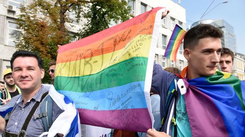 Видео: в Киеве под усиленной охраной прошел гей-парад
