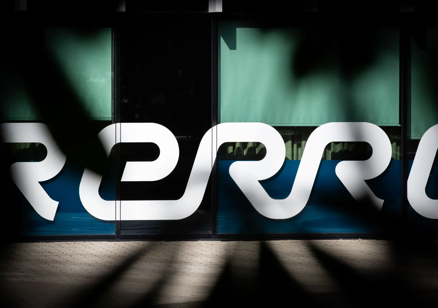 ERRi logo pildistatuna läbi puuokste.