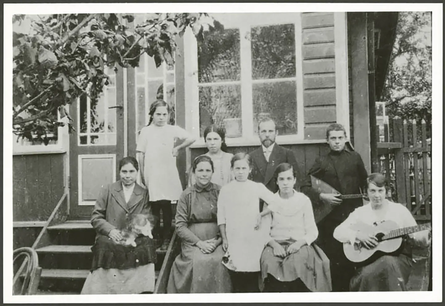 MIHKEL TREI perekond kodumaja trepil Garnisoni tänavas. Ees seisab Salome Trei. Umbes 1915.