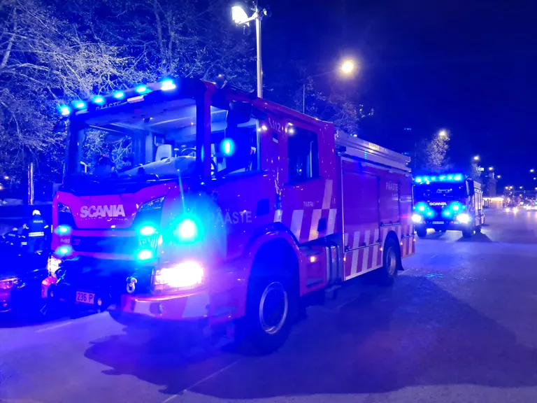 Päästjad lokaliseerisid tule Riffenis kiiresti, ent kuna leegid olid jõudnud ka hoone seinte ja lagede vahele, läks kustutustöödega aega poolteist tundi.