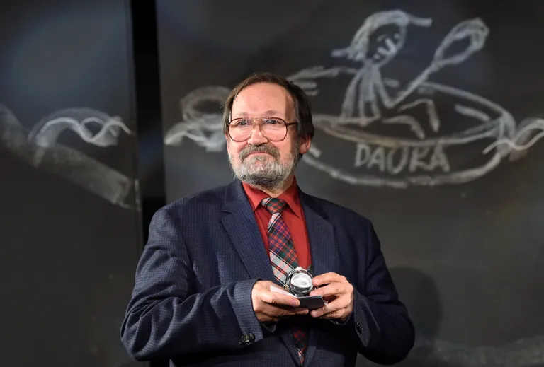 Komponists Georgs Pelēcis ar iegūto "Autortiesību bezgalības balvu 2015" balvas pasniegšanas ceremonijā Dailes teātrī.