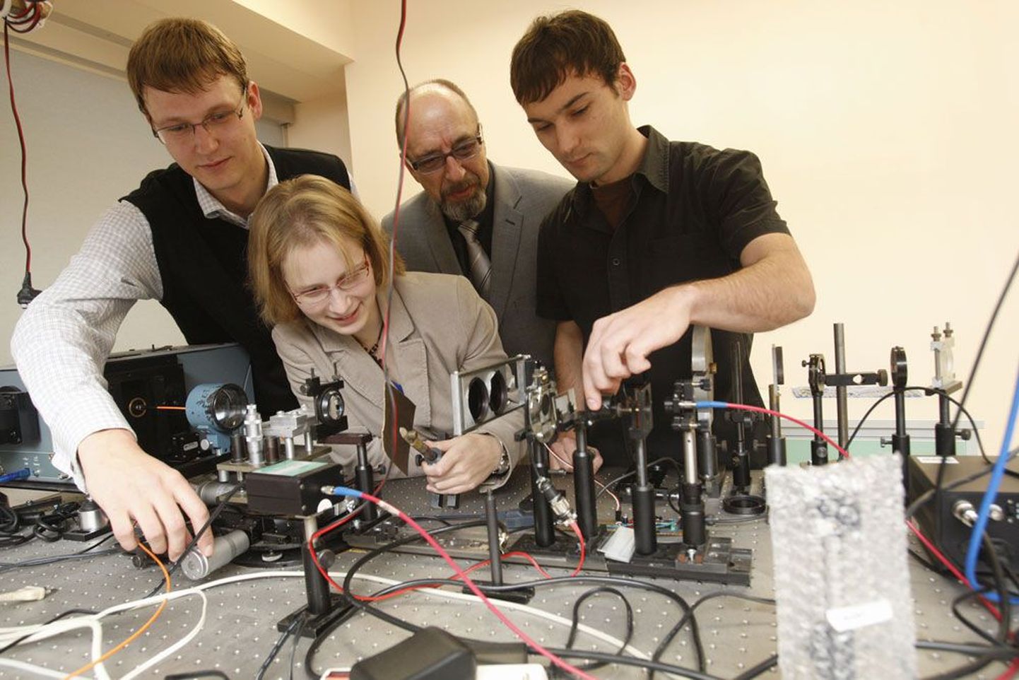 Peeter Piksarv, Heli Lukner, Peeter Saari ja Madis Lõhmus (vasakult) laboris tööhoos. On aasta 2009.