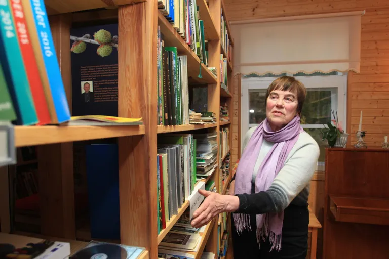 Järvselja raamatukogu juhataja Ene Runtel, Kuningamänni sõber, kirjutas sellele puule südamliku kirja.