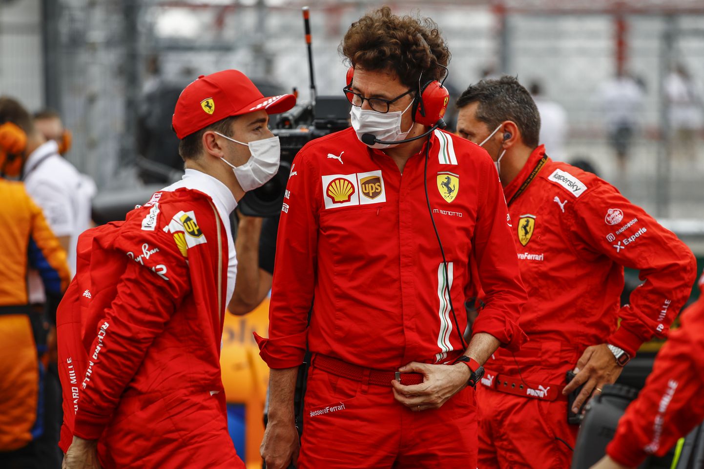 Ferrari piloot Charles Leclerc (vasakul) ja tiimipeali Mattia Binotto omavahel rääkimas.