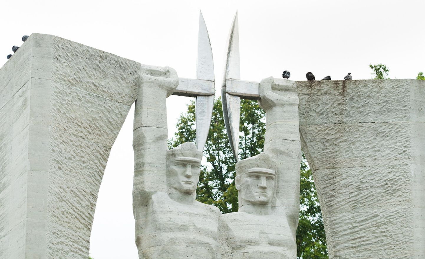 Hiljemalt 22. veebruaril seatakse Eesti juubelipidustusteks valmis monumendi "Au tööle" kaks kaevurit Kohtla-Järve keskväljakul.
MATTI KÄMÄRÄ