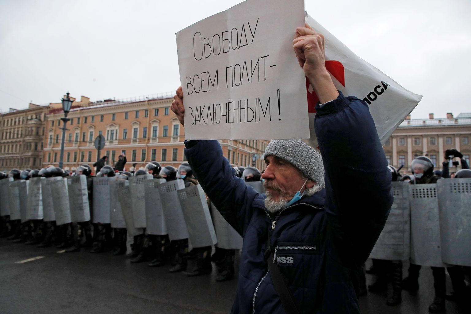 Navalnõi toetuseks tänavatele tulnud meeleavaldaja Peterburis.