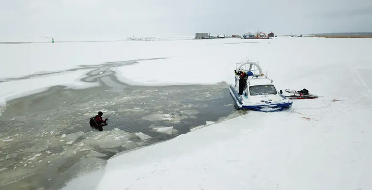 Õnnetuskoht Pärnumaa rannikul Munalaiu sadama ja Manija saare vahel, kus auto vajus läbi jää merepõhja. Kohale saabunud hõljuki abil suudeti päästa kaks inimest, 41-aastane mees ja 51-aastase naise. Eileõhtustel andmetel hukkusid ellujäänud naise vend koos oma pojaga ja poja kaks sõpra.
