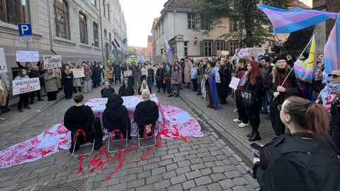 FOTO UN VIDEO ⟩ Pie Saeimas atkal notiek protests pret izstāšanos no Stambulas konvencijas