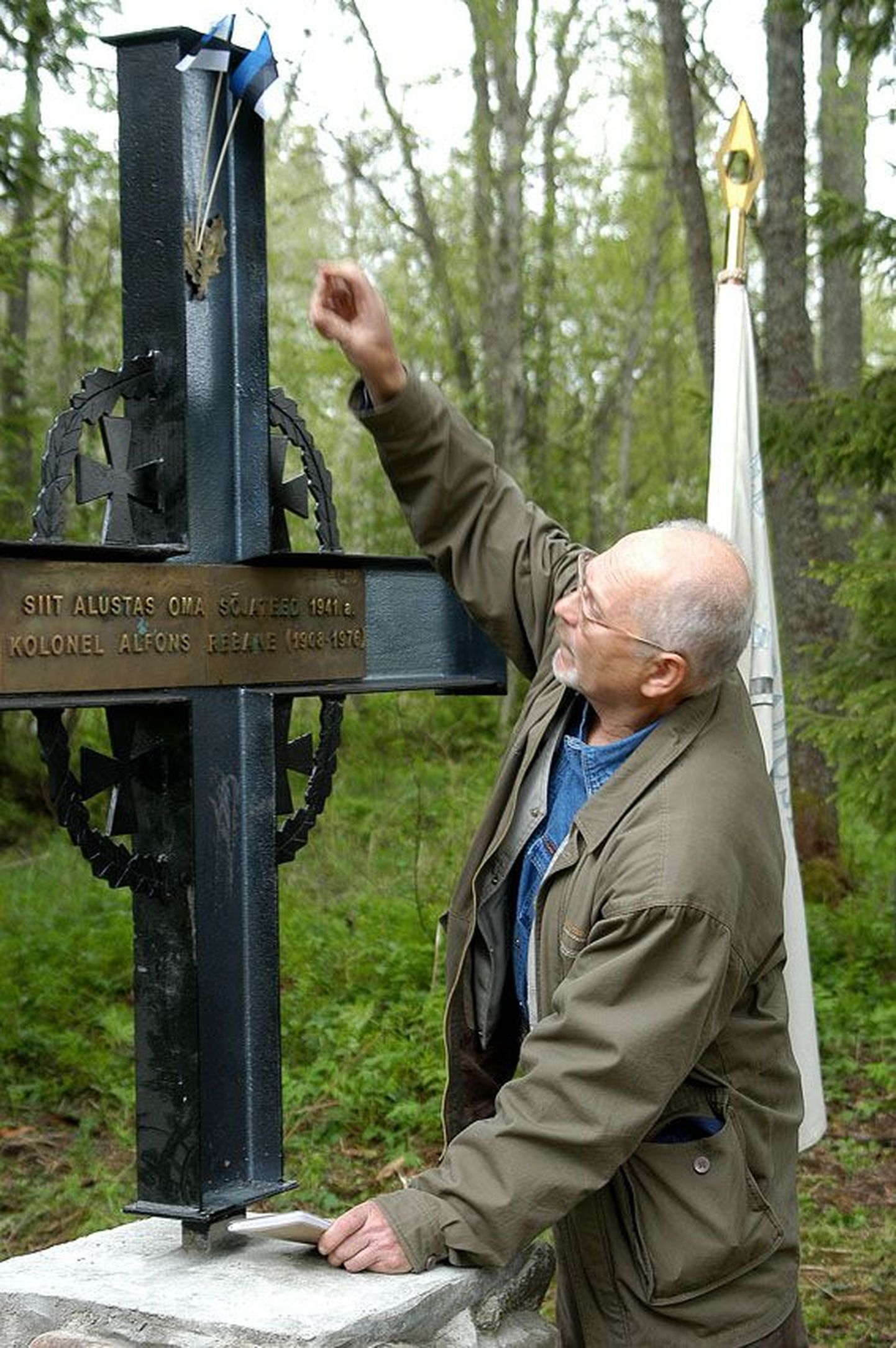 Liiguste küla sepa pojapoeg Lembit Sõmer võttis kätte ja püstitas oma metsa Alfons Rebasele mälestusristi.