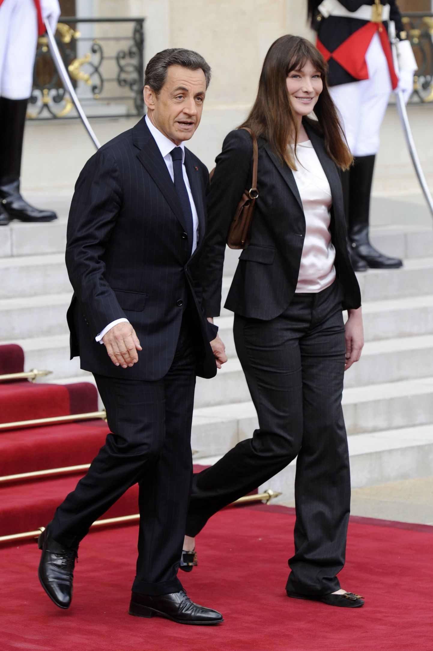 Prantsusmaa endine president Nicolas Sarkozy in 165 cm, tema naine Carla Bruni Sarkozy aga 175 cm pikkune.