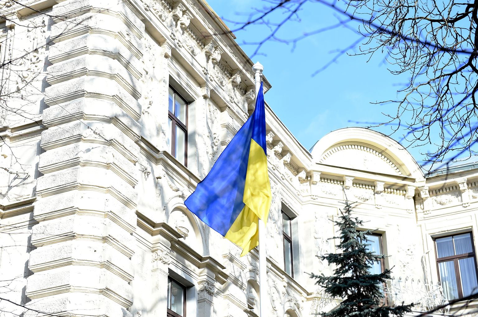 Флаг у посольства Украины и в Риге
