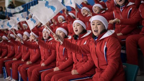 Видео: идеальные болельщицы из Северной Кореи произвели фурор на Олимпиаде 
