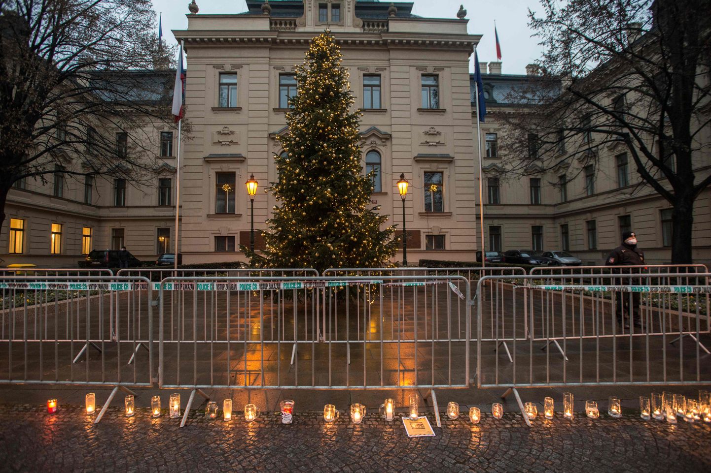 Tühjadest õllekannudest kett Praha vanalinnas protestiks valitsuse koroonameetmete vastu, mille tõttu on suletud kõik pubid ja baarid.