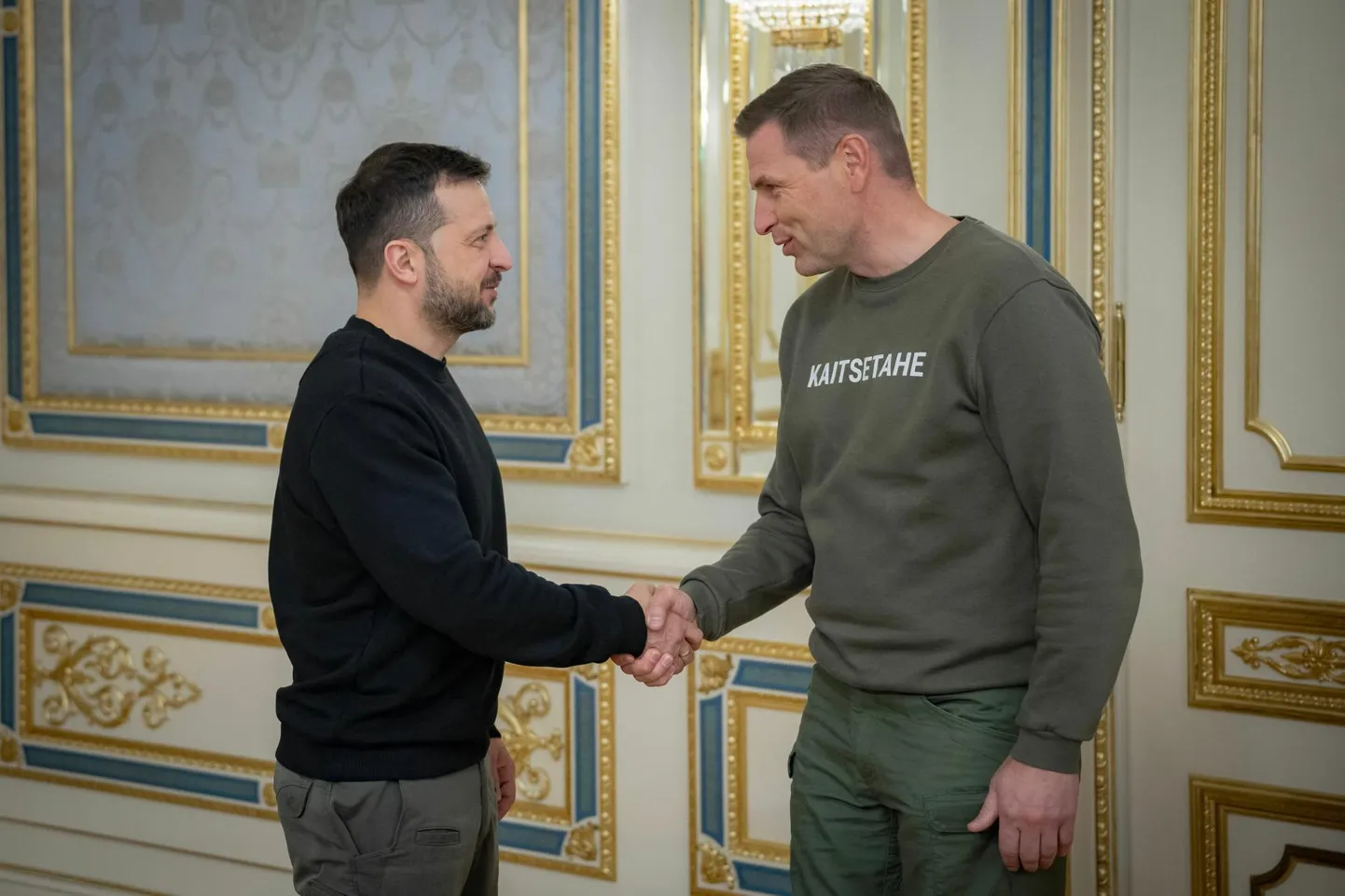 Ukraina president Volodõmõr Zelenskõi ja kaitseminister Hanno Pevkur kohtusid esmaspäeval Kiievis.
