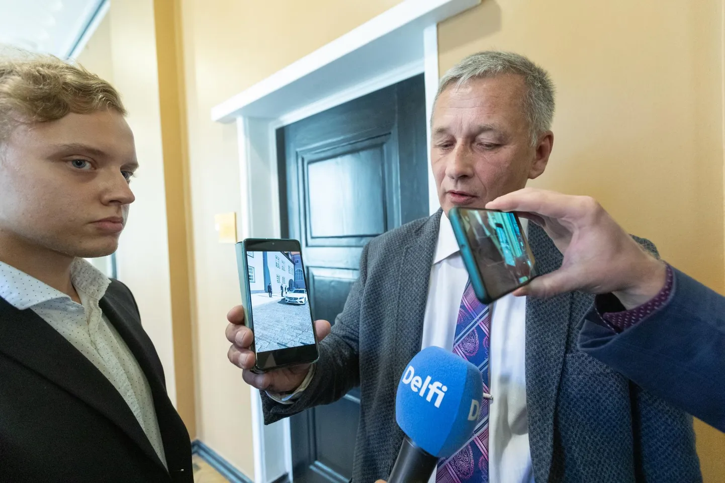 EKRE liikme Kalle Grünthali protesti pärast tuli valimistulemusi oodata tund aega kauem. Protest jäi teisispäeval rahuldamata. Fotol Grünthal ajakirjanikele tõestusmaterjali näitamas.