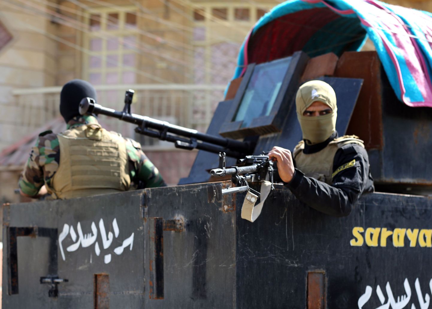 Islamiriigi äärmuslastega võitlevad Iraagi šiiaväed Tikriti lähistel.