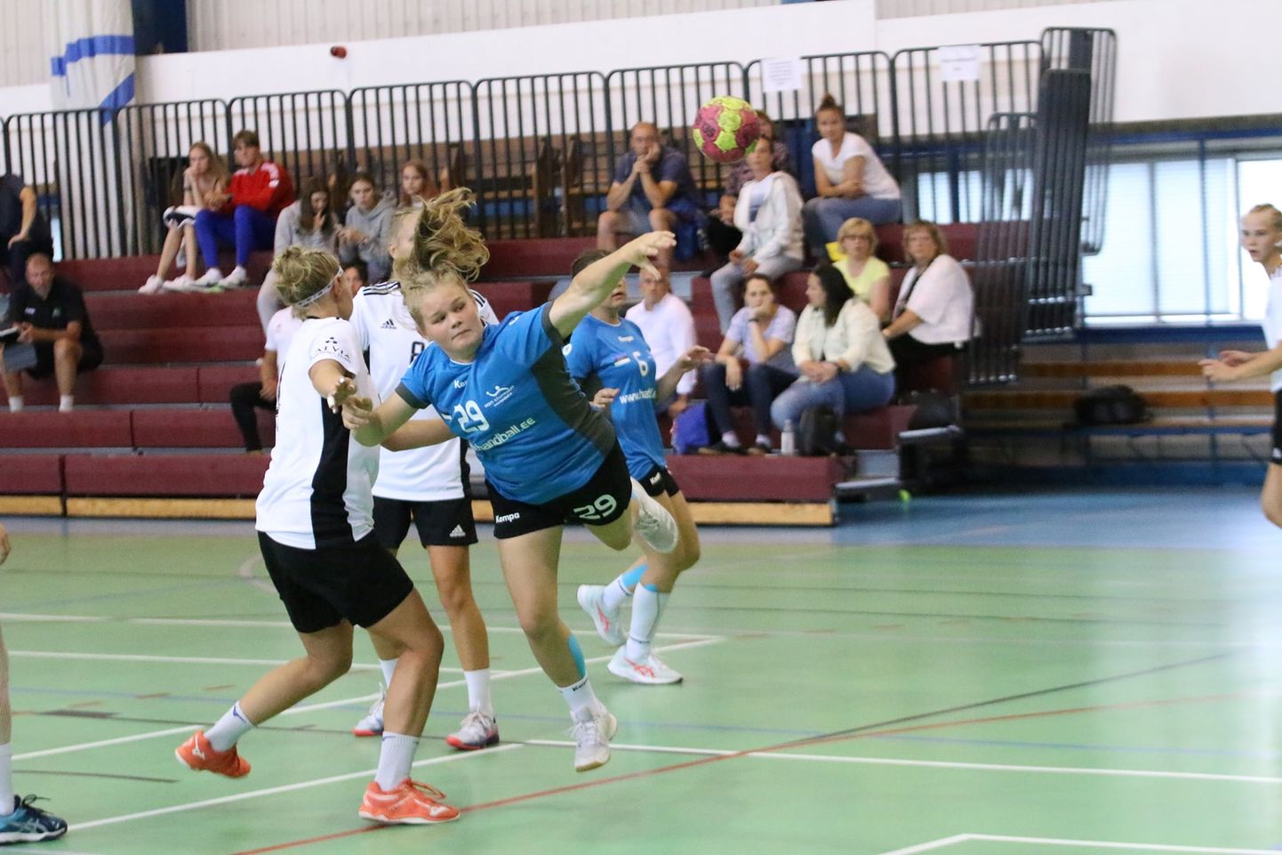 Eesti koondis sai EM-ile eelnenud kontrollmängudes Läti vastu võidu ja kaotuse, viskel lätlannade võrku seitse palli saatnud Karina Kuul.