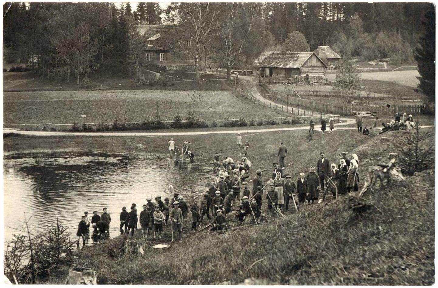 Sellel saja aasta vanusel fotojäädvustusel on Paistu kihelkonna Tölli kooli õpilased ametis Aidu järve ääres.
