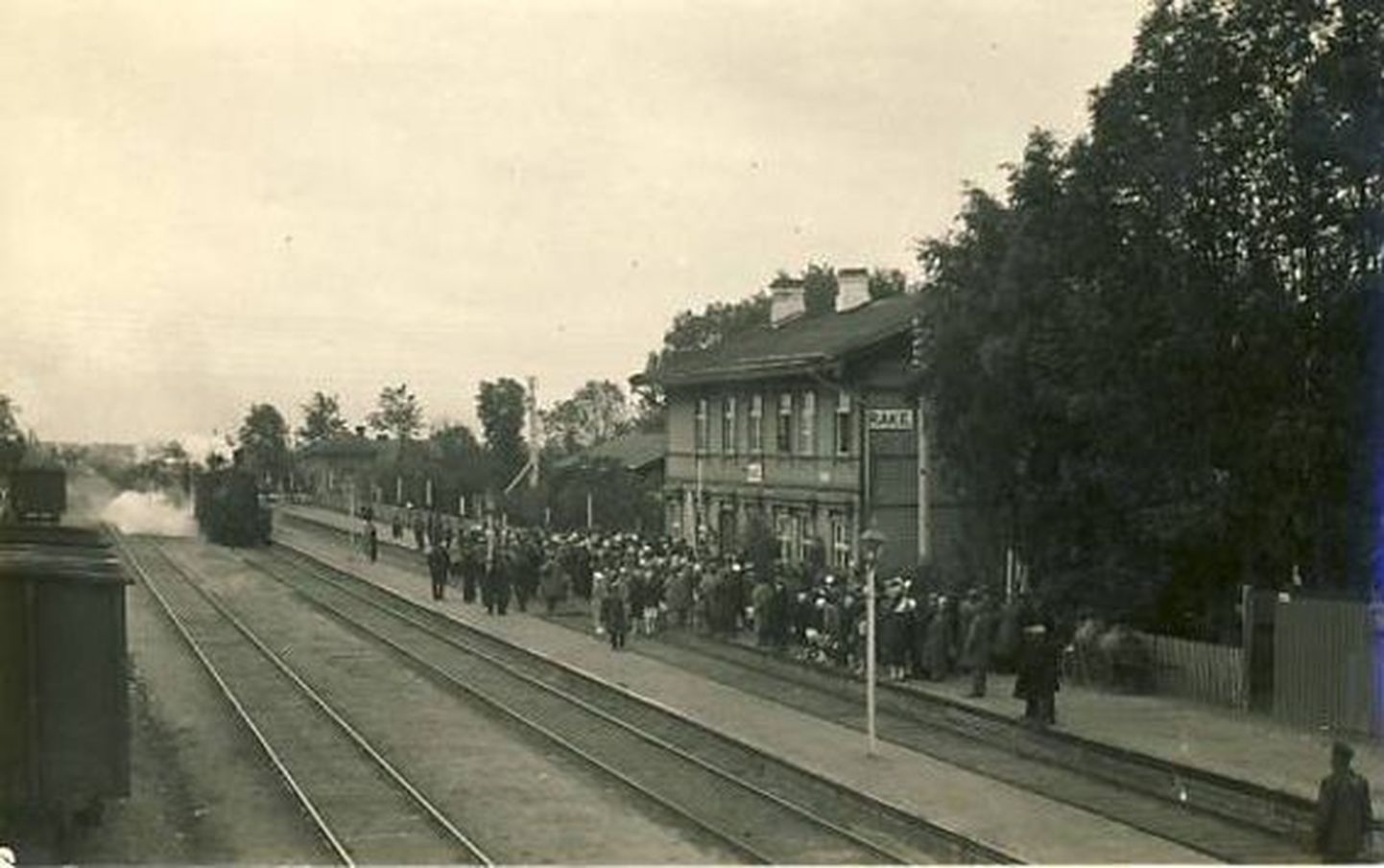 Rakke alevik tekkis raudteejaama juurde. Sellelt ajalooliselt pildilt on näha, et rongiga sõitjaid jagus.