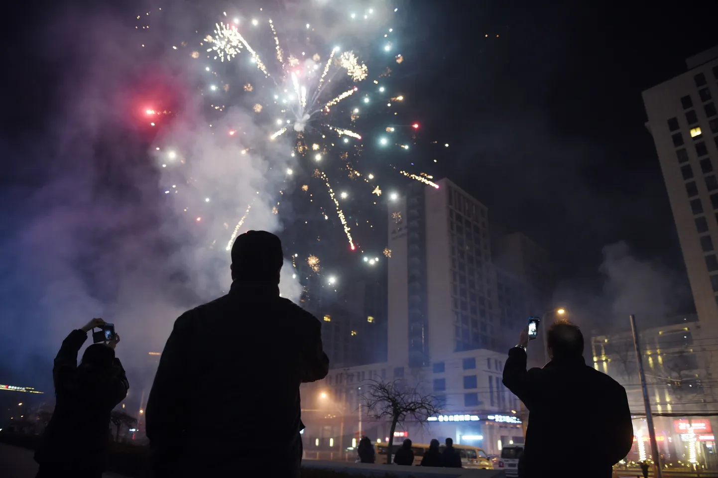 Новогодние фейерверки привели к образованию ядовитого смога над Пекином.