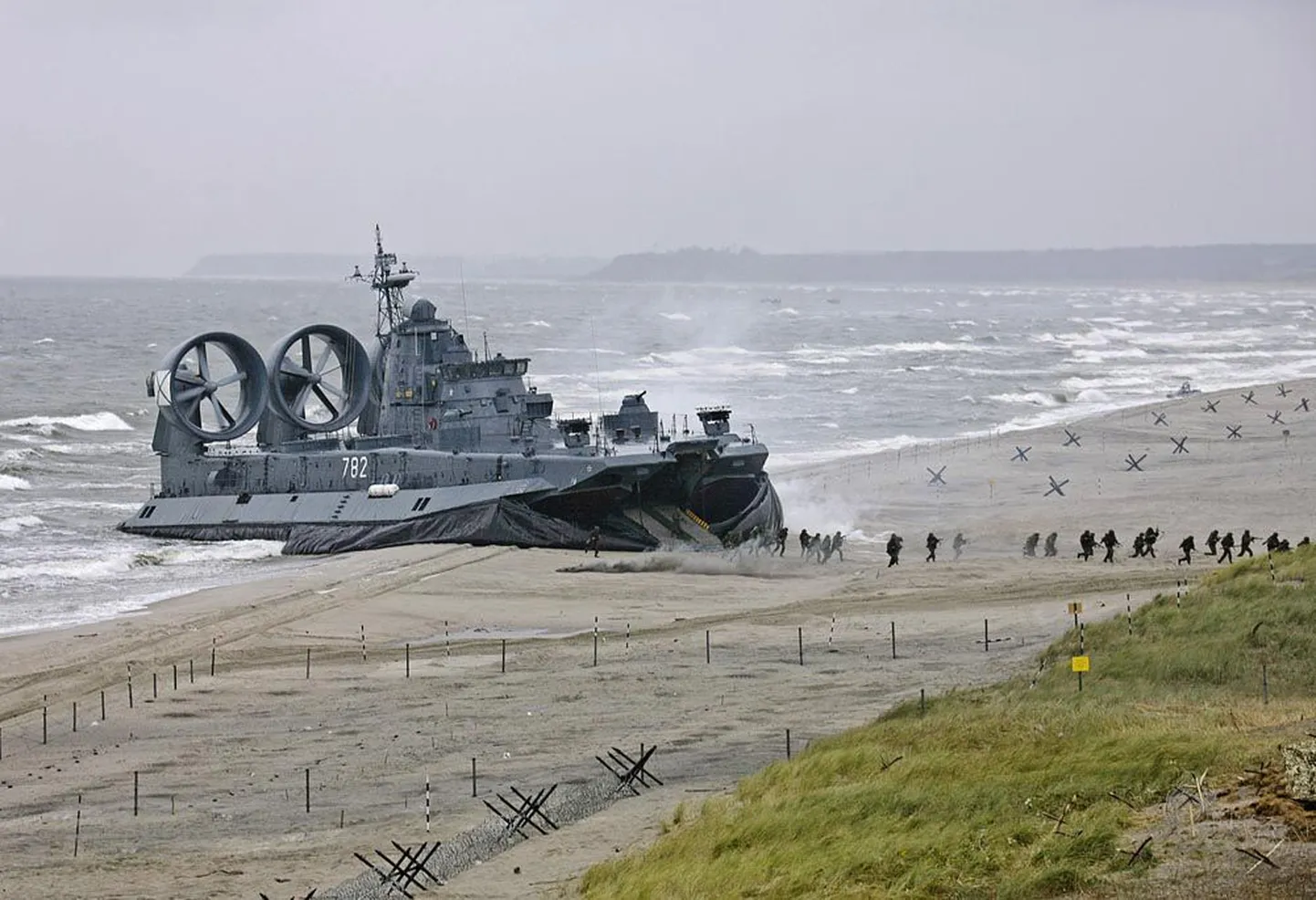 Õppustel Zapad-2009 harjutasid Venemaa ja Valgevene väidetavalt muu hulgas ka Balti riikide äralõikamist teistest NATO riikidest ning taktikaliste tuumarelvade kasutamist Poola vastu.