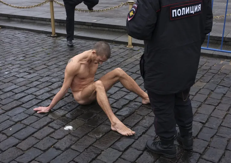 2013. aasta novembris naelutas Pavlenski ennast «Fikseerimiseks» nimetatud performance’i käigus munandeid pidi Moskvas Punase väljaku külge. Foto: