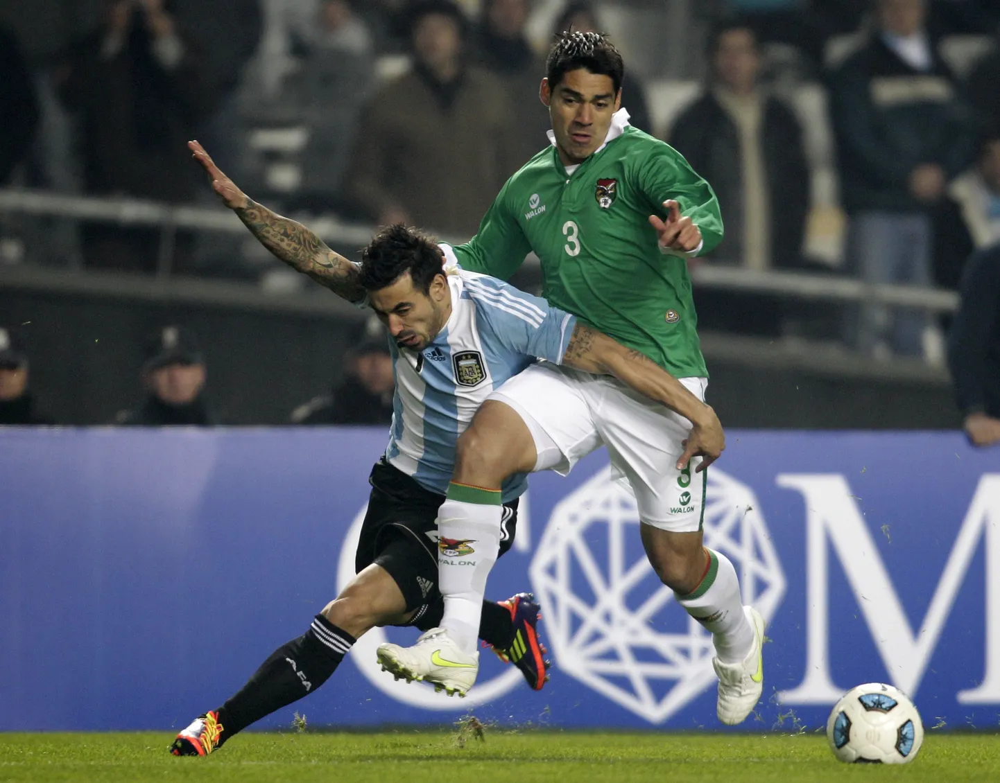 Palli pärast võitlevad Luis Gutierrez (paremal) ja Ezequiel Lavezzi.
