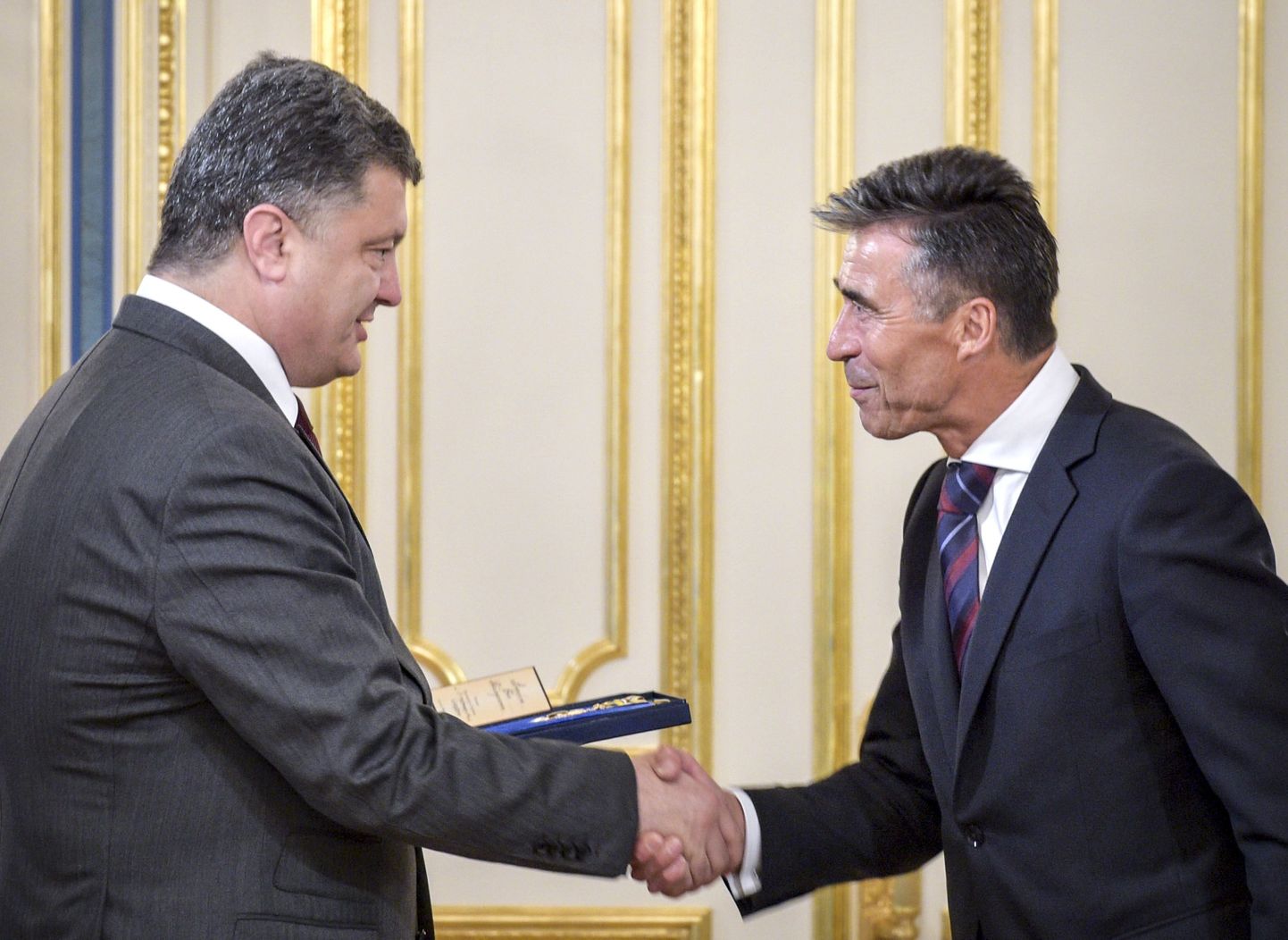 Ukraina president Petro Porošenko, tervistas täna pealinnas Kiievis NATO peasekretäri Anders Fogh Rasmusseni.